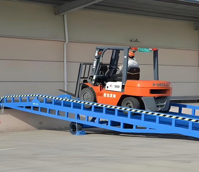 珲春移动式卸货平台（叉车用）
